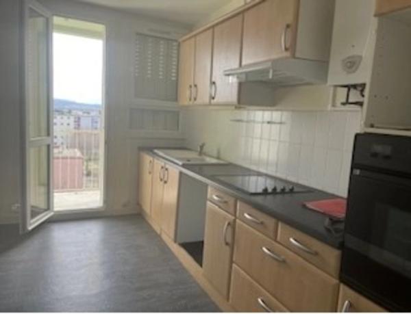 DROME PROVENCALE, sud Montélimar, vue dégagée pour ce bel appartement à louer au 6è ét avec ascenseur et 3 balcons