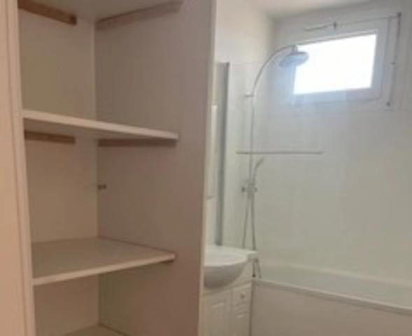 DROME PROVENCALE, sud Montélimar, vue dégagée pour ce bel appartement à louer au 6è ét avec ascenseur et 3 balcons