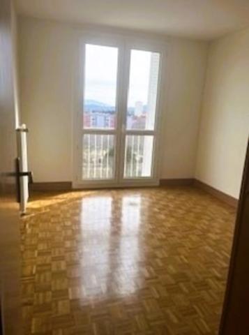 DROME PROVENCALE, sud Montélimar, vue dégagée pour ce bel appartement à louer au 6è ét avec ascenseur et 3 balcons