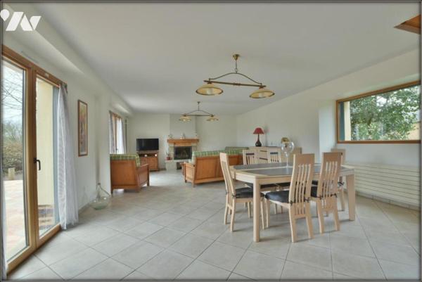 GRANDE LONGERE RENOVEE PROCHE DU CENTRE DU RHEU AVEC GRAND TERRAIN