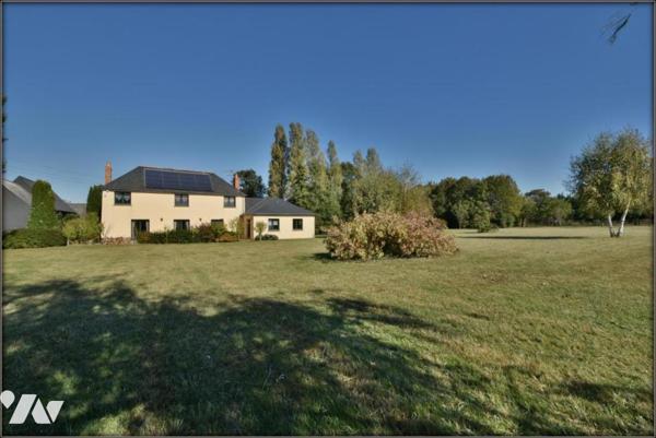 GRANDE LONGERE RENOVEE PROCHE DU CENTRE DU RHEU AVEC GRAND TERRAIN