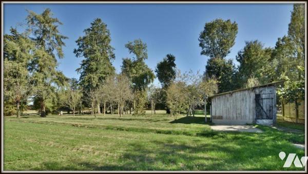 GRANDE LONGERE RENOVEE PROCHE DU CENTRE DU RHEU AVEC GRAND TERRAIN