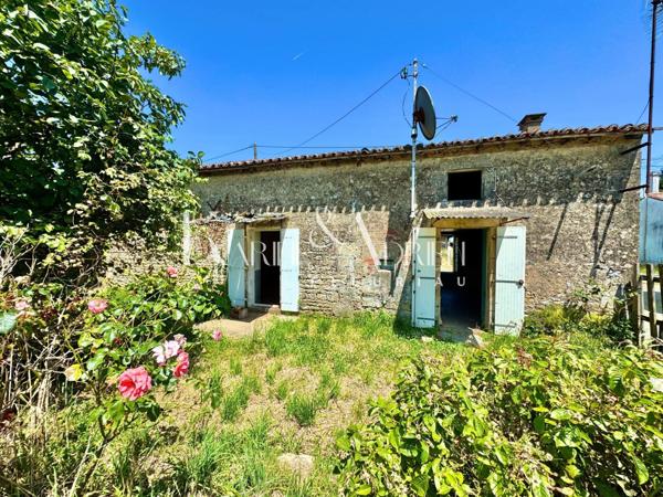 MAISON EN PIERRE À RÉNOVER OFFRANT UN BEAU POTENTIEL