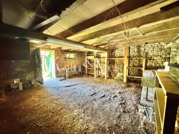 MAISON EN PIERRE À RÉNOVER OFFRANT UN BEAU POTENTIEL