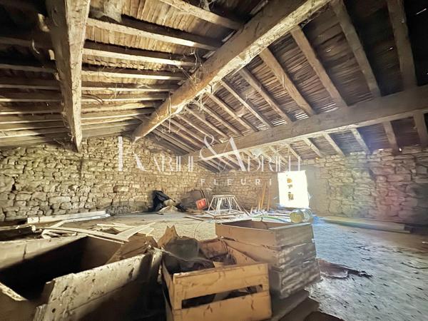 MAISON EN PIERRE À RÉNOVER OFFRANT UN BEAU POTENTIEL