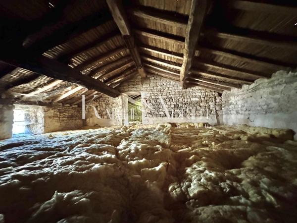 MAISON EN PIERRE À RÉNOVER OFFRANT UN BEAU POTENTIEL