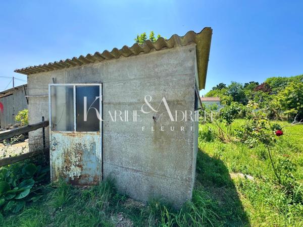 MAISON EN PIERRE À RÉNOVER OFFRANT UN BEAU POTENTIEL