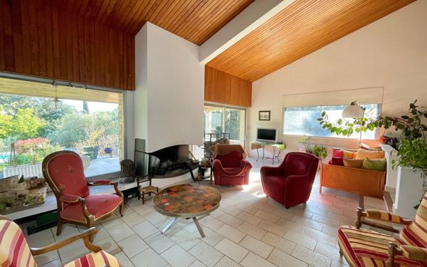 Maison à vendre    9 pièces •  Saint-Georges-d'Orques