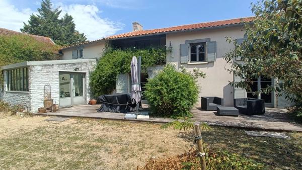 MAISON 4 CHAMBRES AVEC PISCINE AMBERRE