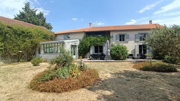 MAISON 4 CHAMBRES AVEC PISCINE AMBERRE