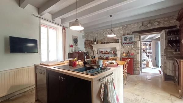 MAISON 4 CHAMBRES AVEC PISCINE AMBERRE