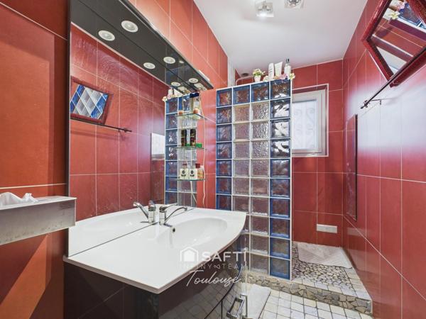 Maison spacieuse avec dépendances et piscine