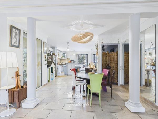 Maison spacieuse avec dépendances et piscine