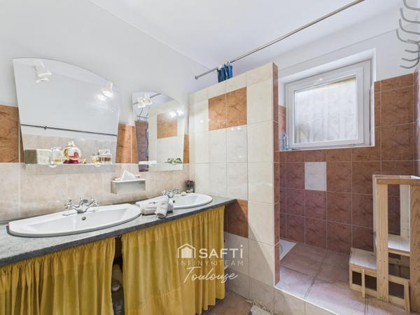 Maison spacieuse avec dépendances et piscine