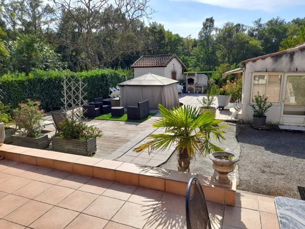 Belle villa avec grand jardin à proximité des commodités