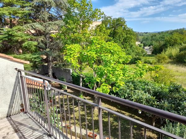 Belle villa avec grand jardin à proximité des commodités