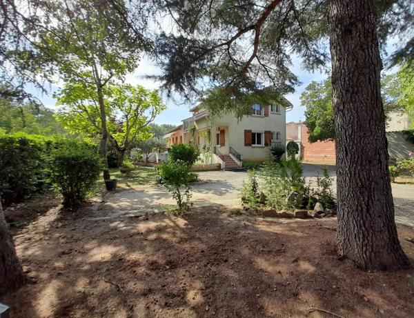 Belle villa avec grand jardin à proximité des commodités