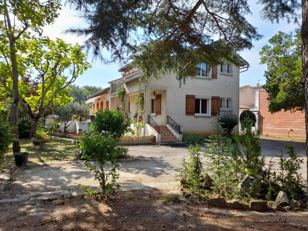 Belle villa avec grand jardin à proximité des commodités