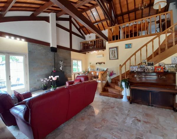 Belle villa avec grand jardin à proximité des commodités