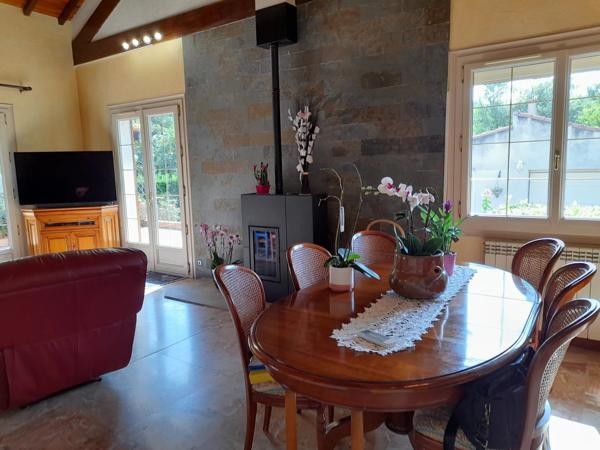Belle villa avec grand jardin à proximité des commodités