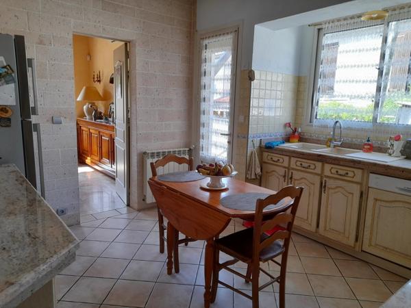 Belle villa avec grand jardin à proximité des commodités