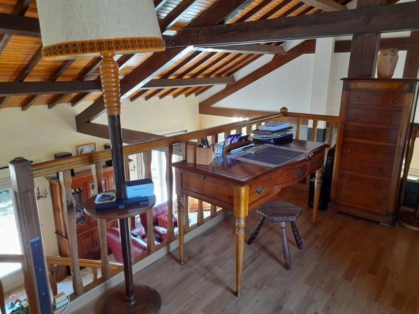 Belle villa avec grand jardin à proximité des commodités