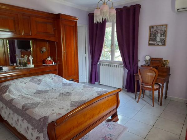Belle villa avec grand jardin à proximité des commodités