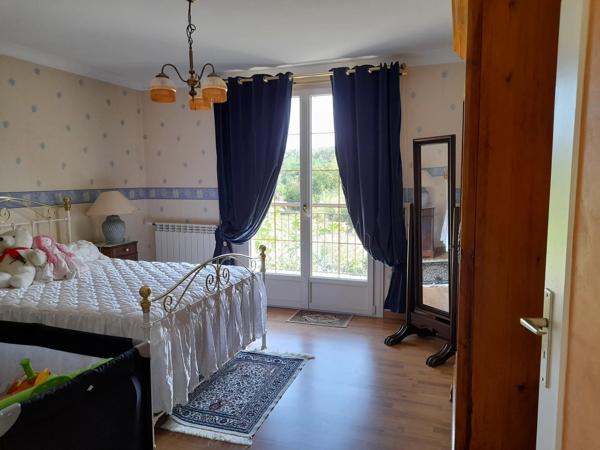 Belle villa avec grand jardin à proximité des commodités