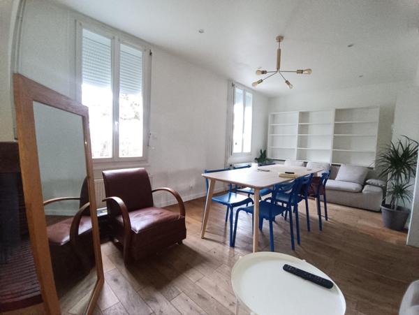 Totalement rénovée, à proximité des transports, commerces, écoles et commodités.