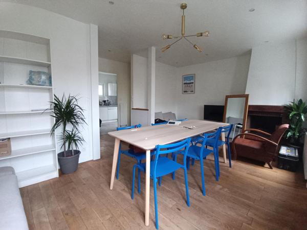 Totalement rénovée, à proximité des transports, commerces, écoles et commodités.