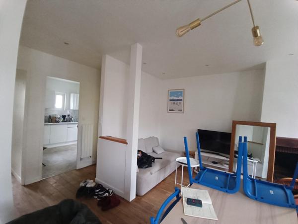 Totalement rénovée, à proximité des transports, commerces, écoles et commodités.