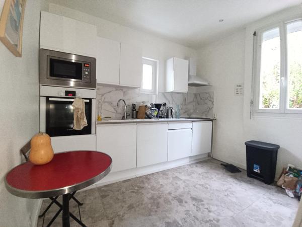 Totalement rénovée, à proximité des transports, commerces, écoles et commodités.