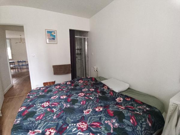 Totalement rénovée, à proximité des transports, commerces, écoles et commodités.