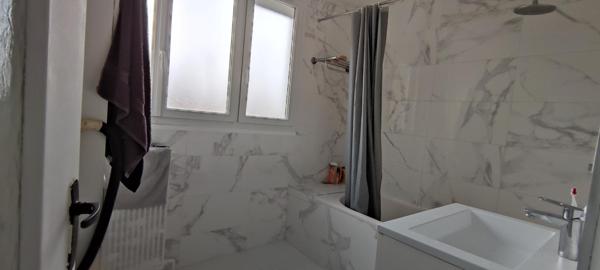 Totalement rénovée, à proximité des transports, commerces, écoles et commodités.