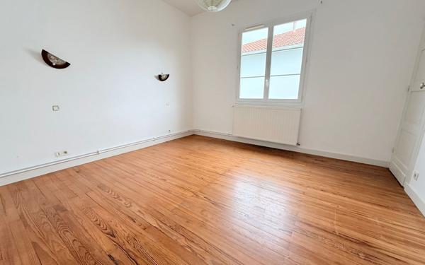 Immeuble à vendre    6 pièces •  Aire-sur-l'Adour