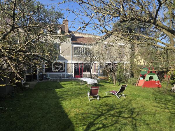 Opportunité Unique : Demeure d'Exception de 325m² – Potentiel Locatif & Airbnb Haut de Gamme
À Saint-Pierre-lès-Nemours, l'alliance parfaite entre volume XXL, flexibilité et rentabilité.
Découvrez ce bien hors normes. Ancienne fabrique de bijoux, idéalement situé à la lisière immédiate du centre-ville de Nemours, rénové avec goût. Que vous cherchiez une résidence familiale prestigieuse, un projet de coliving ou un investissement locatif à haute rentabilité (Airbnb), cette maison répond à toutes vos ambitions.
Un Emplacement Stratégique
* Gare de Nemours-Saint-Pierre : À 7 minutes à pied (Paris Gare de Lyon en 45 min).
* Centre-ville de Nemours : À 5 minutes à pied (commerces, restaurants, château, bords du Loing).
* Nature : La forêt est à 5 minutes et le canal est au bout de la rue pour vos balades.

Le Corps Principal : Un Duplex de Prestige de 220m²
L'habitation principale offre des volumes rares et une modularité totale :
* Espaces de vie : Deux grandes pièces à vivre réparties sur deux niveaux, chacune équipée de sa propre cuisine.
* Côté Nuit : 3 grandes chambres lumineuses.
* Une grande salle de bain avec baignoire et douche, 2 toilettes séparés et une buanderie
* Loisirs : Une véritable salle de sport privée intégrée.
* Extérieur : Un accès direct et fluide vers le jardin pour profiter du calme de Saint-Pierre. Jardin de 500m2 verdoyant et de nombreux arbres fruitiers. Abris de jardin et atelier de bricolage et de rangement.
* Le Potentiel : Cet appartement est entièrement modulable. Sa configuration permet de repenser l'espace ou de créer des studios autonomes supplémentaires à l'intérieur même de cette unité.

Le "Plus" Investisseur : 2 Studios Indépendants (Airbnb Ready)
En plus de l'habitation principale, la maison dispose à ses deux extrémités de deux unités équipées de cuisine et de salle de bain, avec accès totalement autonomes, idéales pour générer des revenus immédiats :
1. Studio 1 (50 m²) : Bel espace spacieux au 2ème étage , poutres apparentes, parfait pour de la location courte ou longue durée.
2. Studio 2 (36 m²) : Au rez de jardin avec terrasse privative, Idéal pour un rendement Airbnb optimisé grâce à la proximité de la gare et de la forêt.

Pourquoi choisir ce bien ?
* Modularité Totale : Habitez une partie et louez le reste, ou transformez l'ensemble en complexe locatif.