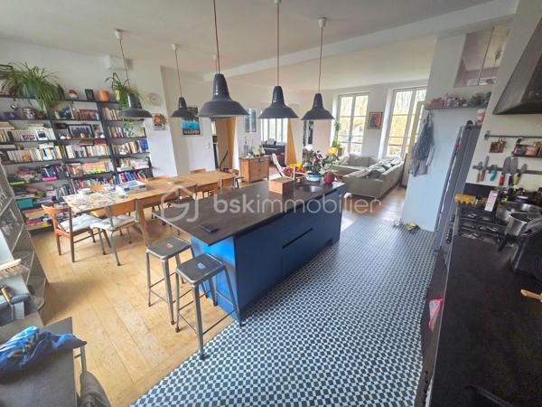 Opportunité Unique : Demeure d'Exception de 325m² – Potentiel Locatif & Airbnb Haut de Gamme
À Saint-Pierre-lès-Nemours, l'alliance parfaite entre volume XXL, flexibilité et rentabilité.
Découvrez ce bien hors normes. Ancienne fabrique de bijoux, idéalement situé à la lisière immédiate du centre-ville de Nemours, rénové avec goût. Que vous cherchiez une résidence familiale prestigieuse, un projet de coliving ou un investissement locatif à haute rentabilité (Airbnb), cette maison répond à toutes vos ambitions.
Un Emplacement Stratégique
* Gare de Nemours-Saint-Pierre : À 7 minutes à pied (Paris Gare de Lyon en 45 min).
* Centre-ville de Nemours : À 5 minutes à pied (commerces, restaurants, château, bords du Loing).
* Nature : La forêt est à 5 minutes et le canal est au bout de la rue pour vos balades.

Le Corps Principal : Un Duplex de Prestige de 220m²
L'habitation principale offre des volumes rares et une modularité totale :
* Espaces de vie : Deux grandes pièces à vivre réparties sur deux niveaux, chacune équipée de sa propre cuisine.
* Côté Nuit : 3 grandes chambres lumineuses.
* Une grande salle de bain avec baignoire et douche, 2 toilettes séparés et une buanderie
* Loisirs : Une véritable salle de sport privée intégrée.
* Extérieur : Un accès direct et fluide vers le jardin pour profiter du calme de Saint-Pierre. Jardin de 500m2 verdoyant et de nombreux arbres fruitiers. Abris de jardin et atelier de bricolage et de rangement.
* Le Potentiel : Cet appartement est entièrement modulable. Sa configuration permet de repenser l'espace ou de créer des studios autonomes supplémentaires à l'intérieur même de cette unité.

Le "Plus" Investisseur : 2 Studios Indépendants (Airbnb Ready)
En plus de l'habitation principale, la maison dispose à ses deux extrémités de deux unités équipées de cuisine et de salle de bain, avec accès totalement autonomes, idéales pour générer des revenus immédiats :
1. Studio 1 (50 m²) : Bel espace spacieux au 2ème étage , poutres apparentes, parfait pour de la location courte ou longue durée.
2. Studio 2 (36 m²) : Au rez de jardin avec terrasse privative, Idéal pour un rendement Airbnb optimisé grâce à la proximité de la gare et de la forêt.

Pourquoi choisir ce bien ?
* Modularité Totale : Habitez une partie et louez le reste, ou transformez l'ensemble en complexe locatif.