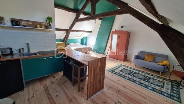 Opportunité Unique : Demeure d'Exception de 325m² – Potentiel Locatif & Airbnb Haut de Gamme
À Saint-Pierre-lès-Nemours, l'alliance parfaite entre volume XXL, flexibilité et rentabilité.
Découvrez ce bien hors normes. Ancienne fabrique de bijoux, idéalement situé à la lisière immédiate du centre-ville de Nemours, rénové avec goût. Que vous cherchiez une résidence familiale prestigieuse, un projet de coliving ou un investissement locatif à haute rentabilité (Airbnb), cette maison répond à toutes vos ambitions.
Un Emplacement Stratégique
* Gare de Nemours-Saint-Pierre : À 7 minutes à pied (Paris Gare de Lyon en 45 min).
* Centre-ville de Nemours : À 5 minutes à pied (commerces, restaurants, château, bords du Loing).
* Nature : La forêt est à 5 minutes et le canal est au bout de la rue pour vos balades.

Le Corps Principal : Un Duplex de Prestige de 220m²
L'habitation principale offre des volumes rares et une modularité totale :
* Espaces de vie : Deux grandes pièces à vivre réparties sur deux niveaux, chacune équipée de sa propre cuisine.
* Côté Nuit : 3 grandes chambres lumineuses.
* Une grande salle de bain avec baignoire et douche, 2 toilettes séparés et une buanderie
* Loisirs : Une véritable salle de sport privée intégrée.
* Extérieur : Un accès direct et fluide vers le jardin pour profiter du calme de Saint-Pierre. Jardin de 500m2 verdoyant et de nombreux arbres fruitiers. Abris de jardin et atelier de bricolage et de rangement.
* Le Potentiel : Cet appartement est entièrement modulable. Sa configuration permet de repenser l'espace ou de créer des studios autonomes supplémentaires à l'intérieur même de cette unité.

Le "Plus" Investisseur : 2 Studios Indépendants (Airbnb Ready)
En plus de l'habitation principale, la maison dispose à ses deux extrémités de deux unités équipées de cuisine et de salle de bain, avec accès totalement autonomes, idéales pour générer des revenus immédiats :
1. Studio 1 (50 m²) : Bel espace spacieux au 2ème étage , poutres apparentes, parfait pour de la location courte ou longue durée.
2. Studio 2 (36 m²) : Au rez de jardin avec terrasse privative, Idéal pour un rendement Airbnb optimisé grâce à la proximité de la gare et de la forêt.

Pourquoi choisir ce bien ?
* Modularité Totale : Habitez une partie et louez le reste, ou transformez l'ensemble en complexe locatif.