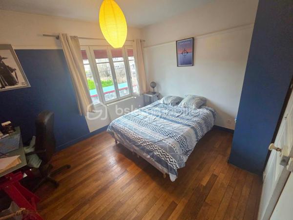 Opportunité Unique : Demeure d'Exception de 325m² – Potentiel Locatif & Airbnb Haut de Gamme
À Saint-Pierre-lès-Nemours, l'alliance parfaite entre volume XXL, flexibilité et rentabilité.
Découvrez ce bien hors normes. Ancienne fabrique de bijoux, idéalement situé à la lisière immédiate du centre-ville de Nemours, rénové avec goût. Que vous cherchiez une résidence familiale prestigieuse, un projet de coliving ou un investissement locatif à haute rentabilité (Airbnb), cette maison répond à toutes vos ambitions.
Un Emplacement Stratégique
* Gare de Nemours-Saint-Pierre : À 7 minutes à pied (Paris Gare de Lyon en 45 min).
* Centre-ville de Nemours : À 5 minutes à pied (commerces, restaurants, château, bords du Loing).
* Nature : La forêt est à 5 minutes et le canal est au bout de la rue pour vos balades.

Le Corps Principal : Un Duplex de Prestige de 220m²
L'habitation principale offre des volumes rares et une modularité totale :
* Espaces de vie : Deux grandes pièces à vivre réparties sur deux niveaux, chacune équipée de sa propre cuisine.
* Côté Nuit : 3 grandes chambres lumineuses.
* Une grande salle de bain avec baignoire et douche, 2 toilettes séparés et une buanderie
* Loisirs : Une véritable salle de sport privée intégrée.
* Extérieur : Un accès direct et fluide vers le jardin pour profiter du calme de Saint-Pierre. Jardin de 500m2 verdoyant et de nombreux arbres fruitiers. Abris de jardin et atelier de bricolage et de rangement.
* Le Potentiel : Cet appartement est entièrement modulable. Sa configuration permet de repenser l'espace ou de créer des studios autonomes supplémentaires à l'intérieur même de cette unité.

Le "Plus" Investisseur : 2 Studios Indépendants (Airbnb Ready)
En plus de l'habitation principale, la maison dispose à ses deux extrémités de deux unités équipées de cuisine et de salle de bain, avec accès totalement autonomes, idéales pour générer des revenus immédiats :
1. Studio 1 (50 m²) : Bel espace spacieux au 2ème étage , poutres apparentes, parfait pour de la location courte ou longue durée.
2. Studio 2 (36 m²) : Au rez de jardin avec terrasse privative, Idéal pour un rendement Airbnb optimisé grâce à la proximité de la gare et de la forêt.

Pourquoi choisir ce bien ?
* Modularité Totale : Habitez une partie et louez le reste, ou transformez l'ensemble en complexe locatif.