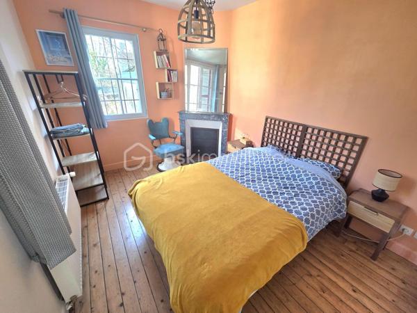 Opportunité Unique : Demeure d'Exception de 325m² – Potentiel Locatif & Airbnb Haut de Gamme
À Saint-Pierre-lès-Nemours, l'alliance parfaite entre volume XXL, flexibilité et rentabilité.
Découvrez ce bien hors normes. Ancienne fabrique de bijoux, idéalement situé à la lisière immédiate du centre-ville de Nemours, rénové avec goût. Que vous cherchiez une résidence familiale prestigieuse, un projet de coliving ou un investissement locatif à haute rentabilité (Airbnb), cette maison répond à toutes vos ambitions.
Un Emplacement Stratégique
* Gare de Nemours-Saint-Pierre : À 7 minutes à pied (Paris Gare de Lyon en 45 min).
* Centre-ville de Nemours : À 5 minutes à pied (commerces, restaurants, château, bords du Loing).
* Nature : La forêt est à 5 minutes et le canal est au bout de la rue pour vos balades.

Le Corps Principal : Un Duplex de Prestige de 220m²
L'habitation principale offre des volumes rares et une modularité totale :
* Espaces de vie : Deux grandes pièces à vivre réparties sur deux niveaux, chacune équipée de sa propre cuisine.
* Côté Nuit : 3 grandes chambres lumineuses.
* Une grande salle de bain avec baignoire et douche, 2 toilettes séparés et une buanderie
* Loisirs : Une véritable salle de sport privée intégrée.
* Extérieur : Un accès direct et fluide vers le jardin pour profiter du calme de Saint-Pierre. Jardin de 500m2 verdoyant et de nombreux arbres fruitiers. Abris de jardin et atelier de bricolage et de rangement.
* Le Potentiel : Cet appartement est entièrement modulable. Sa configuration permet de repenser l'espace ou de créer des studios autonomes supplémentaires à l'intérieur même de cette unité.

Le "Plus" Investisseur : 2 Studios Indépendants (Airbnb Ready)
En plus de l'habitation principale, la maison dispose à ses deux extrémités de deux unités équipées de cuisine et de salle de bain, avec accès totalement autonomes, idéales pour générer des revenus immédiats :
1. Studio 1 (50 m²) : Bel espace spacieux au 2ème étage , poutres apparentes, parfait pour de la location courte ou longue durée.
2. Studio 2 (36 m²) : Au rez de jardin avec terrasse privative, Idéal pour un rendement Airbnb optimisé grâce à la proximité de la gare et de la forêt.

Pourquoi choisir ce bien ?
* Modularité Totale : Habitez une partie et louez le reste, ou transformez l'ensemble en complexe locatif.