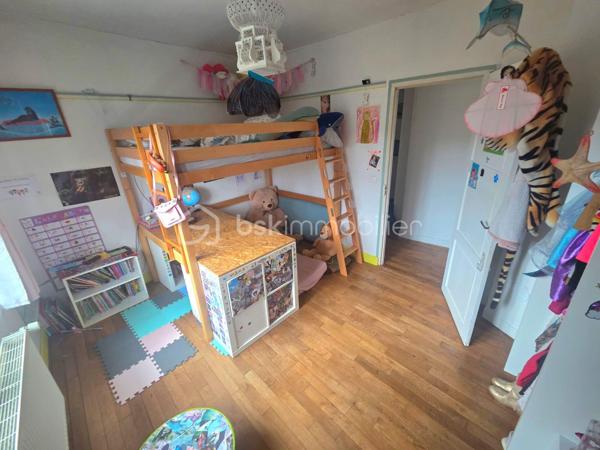 Opportunité Unique : Demeure d'Exception de 325m² – Potentiel Locatif & Airbnb Haut de Gamme
À Saint-Pierre-lès-Nemours, l'alliance parfaite entre volume XXL, flexibilité et rentabilité.
Découvrez ce bien hors normes. Ancienne fabrique de bijoux, idéalement situé à la lisière immédiate du centre-ville de Nemours, rénové avec goût. Que vous cherchiez une résidence familiale prestigieuse, un projet de coliving ou un investissement locatif à haute rentabilité (Airbnb), cette maison répond à toutes vos ambitions.
Un Emplacement Stratégique
* Gare de Nemours-Saint-Pierre : À 7 minutes à pied (Paris Gare de Lyon en 45 min).
* Centre-ville de Nemours : À 5 minutes à pied (commerces, restaurants, château, bords du Loing).
* Nature : La forêt est à 5 minutes et le canal est au bout de la rue pour vos balades.

Le Corps Principal : Un Duplex de Prestige de 220m²
L'habitation principale offre des volumes rares et une modularité totale :
* Espaces de vie : Deux grandes pièces à vivre réparties sur deux niveaux, chacune équipée de sa propre cuisine.
* Côté Nuit : 3 grandes chambres lumineuses.
* Une grande salle de bain avec baignoire et douche, 2 toilettes séparés et une buanderie
* Loisirs : Une véritable salle de sport privée intégrée.
* Extérieur : Un accès direct et fluide vers le jardin pour profiter du calme de Saint-Pierre. Jardin de 500m2 verdoyant et de nombreux arbres fruitiers. Abris de jardin et atelier de bricolage et de rangement.
* Le Potentiel : Cet appartement est entièrement modulable. Sa configuration permet de repenser l'espace ou de créer des studios autonomes supplémentaires à l'intérieur même de cette unité.

Le "Plus" Investisseur : 2 Studios Indépendants (Airbnb Ready)
En plus de l'habitation principale, la maison dispose à ses deux extrémités de deux unités équipées de cuisine et de salle de bain, avec accès totalement autonomes, idéales pour générer des revenus immédiats :
1. Studio 1 (50 m²) : Bel espace spacieux au 2ème étage , poutres apparentes, parfait pour de la location courte ou longue durée.
2. Studio 2 (36 m²) : Au rez de jardin avec terrasse privative, Idéal pour un rendement Airbnb optimisé grâce à la proximité de la gare et de la forêt.

Pourquoi choisir ce bien ?
* Modularité Totale : Habitez une partie et louez le reste, ou transformez l'ensemble en complexe locatif.