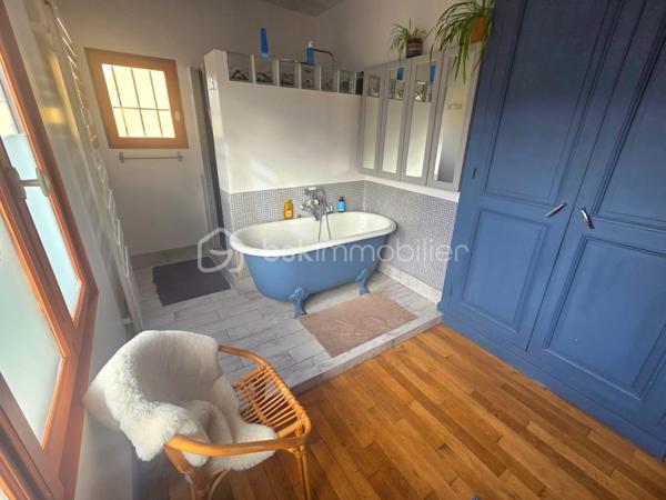 Opportunité Unique : Demeure d'Exception de 325m² – Potentiel Locatif & Airbnb Haut de Gamme
À Saint-Pierre-lès-Nemours, l'alliance parfaite entre volume XXL, flexibilité et rentabilité.
Découvrez ce bien hors normes. Ancienne fabrique de bijoux, idéalement situé à la lisière immédiate du centre-ville de Nemours, rénové avec goût. Que vous cherchiez une résidence familiale prestigieuse, un projet de coliving ou un investissement locatif à haute rentabilité (Airbnb), cette maison répond à toutes vos ambitions.
Un Emplacement Stratégique
* Gare de Nemours-Saint-Pierre : À 7 minutes à pied (Paris Gare de Lyon en 45 min).
* Centre-ville de Nemours : À 5 minutes à pied (commerces, restaurants, château, bords du Loing).
* Nature : La forêt est à 5 minutes et le canal est au bout de la rue pour vos balades.

Le Corps Principal : Un Duplex de Prestige de 220m²
L'habitation principale offre des volumes rares et une modularité totale :
* Espaces de vie : Deux grandes pièces à vivre réparties sur deux niveaux, chacune équipée de sa propre cuisine.
* Côté Nuit : 3 grandes chambres lumineuses.
* Une grande salle de bain avec baignoire et douche, 2 toilettes séparés et une buanderie
* Loisirs : Une véritable salle de sport privée intégrée.
* Extérieur : Un accès direct et fluide vers le jardin pour profiter du calme de Saint-Pierre. Jardin de 500m2 verdoyant et de nombreux arbres fruitiers. Abris de jardin et atelier de bricolage et de rangement.
* Le Potentiel : Cet appartement est entièrement modulable. Sa configuration permet de repenser l'espace ou de créer des studios autonomes supplémentaires à l'intérieur même de cette unité.

Le "Plus" Investisseur : 2 Studios Indépendants (Airbnb Ready)
En plus de l'habitation principale, la maison dispose à ses deux extrémités de deux unités équipées de cuisine et de salle de bain, avec accès totalement autonomes, idéales pour générer des revenus immédiats :
1. Studio 1 (50 m²) : Bel espace spacieux au 2ème étage , poutres apparentes, parfait pour de la location courte ou longue durée.
2. Studio 2 (36 m²) : Au rez de jardin avec terrasse privative, Idéal pour un rendement Airbnb optimisé grâce à la proximité de la gare et de la forêt.

Pourquoi choisir ce bien ?
* Modularité Totale : Habitez une partie et louez le reste, ou transformez l'ensemble en complexe locatif.