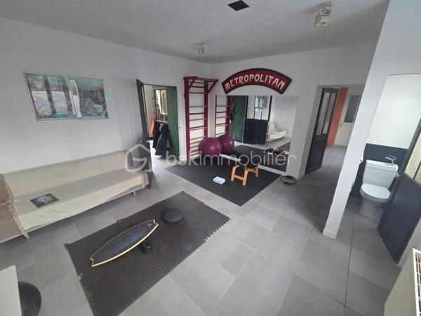 Opportunité Unique : Demeure d'Exception de 325m² – Potentiel Locatif & Airbnb Haut de Gamme
À Saint-Pierre-lès-Nemours, l'alliance parfaite entre volume XXL, flexibilité et rentabilité.
Découvrez ce bien hors normes. Ancienne fabrique de bijoux, idéalement situé à la lisière immédiate du centre-ville de Nemours, rénové avec goût. Que vous cherchiez une résidence familiale prestigieuse, un projet de coliving ou un investissement locatif à haute rentabilité (Airbnb), cette maison répond à toutes vos ambitions.
Un Emplacement Stratégique
* Gare de Nemours-Saint-Pierre : À 7 minutes à pied (Paris Gare de Lyon en 45 min).
* Centre-ville de Nemours : À 5 minutes à pied (commerces, restaurants, château, bords du Loing).
* Nature : La forêt est à 5 minutes et le canal est au bout de la rue pour vos balades.

Le Corps Principal : Un Duplex de Prestige de 220m²
L'habitation principale offre des volumes rares et une modularité totale :
* Espaces de vie : Deux grandes pièces à vivre réparties sur deux niveaux, chacune équipée de sa propre cuisine.
* Côté Nuit : 3 grandes chambres lumineuses.
* Une grande salle de bain avec baignoire et douche, 2 toilettes séparés et une buanderie
* Loisirs : Une véritable salle de sport privée intégrée.
* Extérieur : Un accès direct et fluide vers le jardin pour profiter du calme de Saint-Pierre. Jardin de 500m2 verdoyant et de nombreux arbres fruitiers. Abris de jardin et atelier de bricolage et de rangement.
* Le Potentiel : Cet appartement est entièrement modulable. Sa configuration permet de repenser l'espace ou de créer des studios autonomes supplémentaires à l'intérieur même de cette unité.

Le "Plus" Investisseur : 2 Studios Indépendants (Airbnb Ready)
En plus de l'habitation principale, la maison dispose à ses deux extrémités de deux unités équipées de cuisine et de salle de bain, avec accès totalement autonomes, idéales pour générer des revenus immédiats :
1. Studio 1 (50 m²) : Bel espace spacieux au 2ème étage , poutres apparentes, parfait pour de la location courte ou longue durée.
2. Studio 2 (36 m²) : Au rez de jardin avec terrasse privative, Idéal pour un rendement Airbnb optimisé grâce à la proximité de la gare et de la forêt.

Pourquoi choisir ce bien ?
* Modularité Totale : Habitez une partie et louez le reste, ou transformez l'ensemble en complexe locatif.