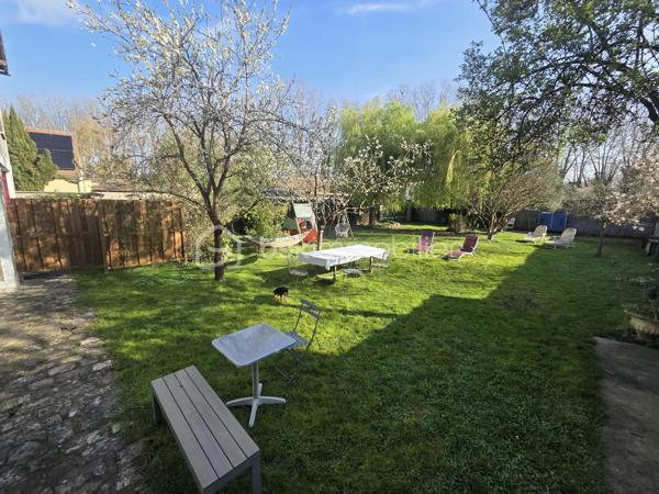 Opportunité Unique : Demeure d'Exception de 325m² – Potentiel Locatif & Airbnb Haut de Gamme
À Saint-Pierre-lès-Nemours, l'alliance parfaite entre volume XXL, flexibilité et rentabilité.
Découvrez ce bien hors normes. Ancienne fabrique de bijoux, idéalement situé à la lisière immédiate du centre-ville de Nemours, rénové avec goût. Que vous cherchiez une résidence familiale prestigieuse, un projet de coliving ou un investissement locatif à haute rentabilité (Airbnb), cette maison répond à toutes vos ambitions.
Un Emplacement Stratégique
* Gare de Nemours-Saint-Pierre : À 7 minutes à pied (Paris Gare de Lyon en 45 min).
* Centre-ville de Nemours : À 5 minutes à pied (commerces, restaurants, château, bords du Loing).
* Nature : La forêt est à 5 minutes et le canal est au bout de la rue pour vos balades.

Le Corps Principal : Un Duplex de Prestige de 220m²
L'habitation principale offre des volumes rares et une modularité totale :
* Espaces de vie : Deux grandes pièces à vivre réparties sur deux niveaux, chacune équipée de sa propre cuisine.
* Côté Nuit : 3 grandes chambres lumineuses.
* Une grande salle de bain avec baignoire et douche, 2 toilettes séparés et une buanderie
* Loisirs : Une véritable salle de sport privée intégrée.
* Extérieur : Un accès direct et fluide vers le jardin pour profiter du calme de Saint-Pierre. Jardin de 500m2 verdoyant et de nombreux arbres fruitiers. Abris de jardin et atelier de bricolage et de rangement.
* Le Potentiel : Cet appartement est entièrement modulable. Sa configuration permet de repenser l'espace ou de créer des studios autonomes supplémentaires à l'intérieur même de cette unité.

Le "Plus" Investisseur : 2 Studios Indépendants (Airbnb Ready)
En plus de l'habitation principale, la maison dispose à ses deux extrémités de deux unités équipées de cuisine et de salle de bain, avec accès totalement autonomes, idéales pour générer des revenus immédiats :
1. Studio 1 (50 m²) : Bel espace spacieux au 2ème étage , poutres apparentes, parfait pour de la location courte ou longue durée.
2. Studio 2 (36 m²) : Au rez de jardin avec terrasse privative, Idéal pour un rendement Airbnb optimisé grâce à la proximité de la gare et de la forêt.

Pourquoi choisir ce bien ?
* Modularité Totale : Habitez une partie et louez le reste, ou transformez l'ensemble en complexe locatif.