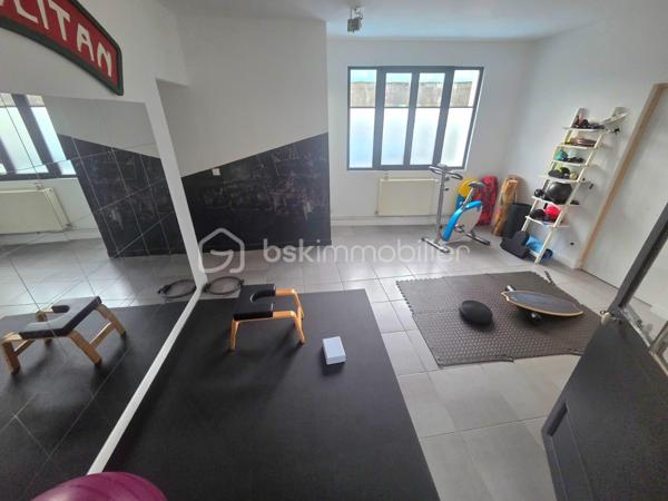 Opportunité Unique : Demeure d'Exception de 325m² – Potentiel Locatif & Airbnb Haut de Gamme
À Saint-Pierre-lès-Nemours, l'alliance parfaite entre volume XXL, flexibilité et rentabilité.
Découvrez ce bien hors normes. Ancienne fabrique de bijoux, idéalement situé à la lisière immédiate du centre-ville de Nemours, rénové avec goût. Que vous cherchiez une résidence familiale prestigieuse, un projet de coliving ou un investissement locatif à haute rentabilité (Airbnb), cette maison répond à toutes vos ambitions.
Un Emplacement Stratégique
* Gare de Nemours-Saint-Pierre : À 7 minutes à pied (Paris Gare de Lyon en 45 min).
* Centre-ville de Nemours : À 5 minutes à pied (commerces, restaurants, château, bords du Loing).
* Nature : La forêt est à 5 minutes et le canal est au bout de la rue pour vos balades.

Le Corps Principal : Un Duplex de Prestige de 220m²
L'habitation principale offre des volumes rares et une modularité totale :
* Espaces de vie : Deux grandes pièces à vivre réparties sur deux niveaux, chacune équipée de sa propre cuisine.
* Côté Nuit : 3 grandes chambres lumineuses.
* Une grande salle de bain avec baignoire et douche, 2 toilettes séparés et une buanderie
* Loisirs : Une véritable salle de sport privée intégrée.
* Extérieur : Un accès direct et fluide vers le jardin pour profiter du calme de Saint-Pierre. Jardin de 500m2 verdoyant et de nombreux arbres fruitiers. Abris de jardin et atelier de bricolage et de rangement.
* Le Potentiel : Cet appartement est entièrement modulable. Sa configuration permet de repenser l'espace ou de créer des studios autonomes supplémentaires à l'intérieur même de cette unité.

Le "Plus" Investisseur : 2 Studios Indépendants (Airbnb Ready)
En plus de l'habitation principale, la maison dispose à ses deux extrémités de deux unités équipées de cuisine et de salle de bain, avec accès totalement autonomes, idéales pour générer des revenus immédiats :
1. Studio 1 (50 m²) : Bel espace spacieux au 2ème étage , poutres apparentes, parfait pour de la location courte ou longue durée.
2. Studio 2 (36 m²) : Au rez de jardin avec terrasse privative, Idéal pour un rendement Airbnb optimisé grâce à la proximité de la gare et de la forêt.

Pourquoi choisir ce bien ?
* Modularité Totale : Habitez une partie et louez le reste, ou transformez l'ensemble en complexe locatif.