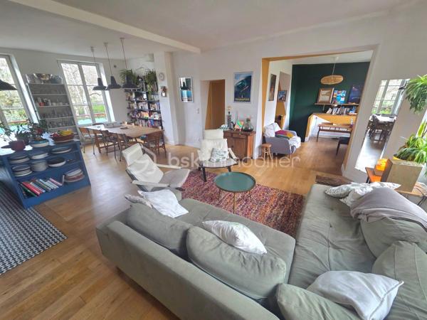 Opportunité Unique : Demeure d'Exception de 325m² – Potentiel Locatif & Airbnb Haut de Gamme
À Saint-Pierre-lès-Nemours, l'alliance parfaite entre volume XXL, flexibilité et rentabilité.
Découvrez ce bien hors normes. Ancienne fabrique de bijoux, idéalement situé à la lisière immédiate du centre-ville de Nemours, rénové avec goût. Que vous cherchiez une résidence familiale prestigieuse, un projet de coliving ou un investissement locatif à haute rentabilité (Airbnb), cette maison répond à toutes vos ambitions.
Un Emplacement Stratégique
* Gare de Nemours-Saint-Pierre : À 7 minutes à pied (Paris Gare de Lyon en 45 min).
* Centre-ville de Nemours : À 5 minutes à pied (commerces, restaurants, château, bords du Loing).
* Nature : La forêt est à 5 minutes et le canal est au bout de la rue pour vos balades.

Le Corps Principal : Un Duplex de Prestige de 220m²
L'habitation principale offre des volumes rares et une modularité totale :
* Espaces de vie : Deux grandes pièces à vivre réparties sur deux niveaux, chacune équipée de sa propre cuisine.
* Côté Nuit : 3 grandes chambres lumineuses.
* Une grande salle de bain avec baignoire et douche, 2 toilettes séparés et une buanderie
* Loisirs : Une véritable salle de sport privée intégrée.
* Extérieur : Un accès direct et fluide vers le jardin pour profiter du calme de Saint-Pierre. Jardin de 500m2 verdoyant et de nombreux arbres fruitiers. Abris de jardin et atelier de bricolage et de rangement.
* Le Potentiel : Cet appartement est entièrement modulable. Sa configuration permet de repenser l'espace ou de créer des studios autonomes supplémentaires à l'intérieur même de cette unité.

Le "Plus" Investisseur : 2 Studios Indépendants (Airbnb Ready)
En plus de l'habitation principale, la maison dispose à ses deux extrémités de deux unités équipées de cuisine et de salle de bain, avec accès totalement autonomes, idéales pour générer des revenus immédiats :
1. Studio 1 (50 m²) : Bel espace spacieux au 2ème étage , poutres apparentes, parfait pour de la location courte ou longue durée.
2. Studio 2 (36 m²) : Au rez de jardin avec terrasse privative, Idéal pour un rendement Airbnb optimisé grâce à la proximité de la gare et de la forêt.

Pourquoi choisir ce bien ?
* Modularité Totale : Habitez une partie et louez le reste, ou transformez l'ensemble en complexe locatif.
