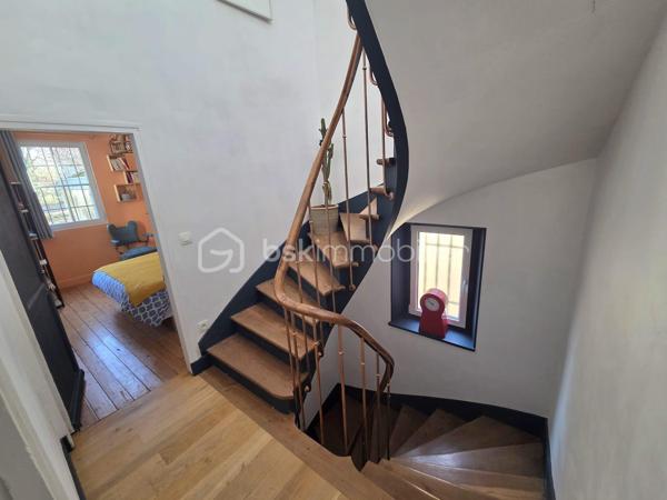 Opportunité Unique : Demeure d'Exception de 325m² – Potentiel Locatif & Airbnb Haut de Gamme
À Saint-Pierre-lès-Nemours, l'alliance parfaite entre volume XXL, flexibilité et rentabilité.
Découvrez ce bien hors normes. Ancienne fabrique de bijoux, idéalement situé à la lisière immédiate du centre-ville de Nemours, rénové avec goût. Que vous cherchiez une résidence familiale prestigieuse, un projet de coliving ou un investissement locatif à haute rentabilité (Airbnb), cette maison répond à toutes vos ambitions.
Un Emplacement Stratégique
* Gare de Nemours-Saint-Pierre : À 7 minutes à pied (Paris Gare de Lyon en 45 min).
* Centre-ville de Nemours : À 5 minutes à pied (commerces, restaurants, château, bords du Loing).
* Nature : La forêt est à 5 minutes et le canal est au bout de la rue pour vos balades.

Le Corps Principal : Un Duplex de Prestige de 220m²
L'habitation principale offre des volumes rares et une modularité totale :
* Espaces de vie : Deux grandes pièces à vivre réparties sur deux niveaux, chacune équipée de sa propre cuisine.
* Côté Nuit : 3 grandes chambres lumineuses.
* Une grande salle de bain avec baignoire et douche, 2 toilettes séparés et une buanderie
* Loisirs : Une véritable salle de sport privée intégrée.
* Extérieur : Un accès direct et fluide vers le jardin pour profiter du calme de Saint-Pierre. Jardin de 500m2 verdoyant et de nombreux arbres fruitiers. Abris de jardin et atelier de bricolage et de rangement.
* Le Potentiel : Cet appartement est entièrement modulable. Sa configuration permet de repenser l'espace ou de créer des studios autonomes supplémentaires à l'intérieur même de cette unité.

Le "Plus" Investisseur : 2 Studios Indépendants (Airbnb Ready)
En plus de l'habitation principale, la maison dispose à ses deux extrémités de deux unités équipées de cuisine et de salle de bain, avec accès totalement autonomes, idéales pour générer des revenus immédiats :
1. Studio 1 (50 m²) : Bel espace spacieux au 2ème étage , poutres apparentes, parfait pour de la location courte ou longue durée.
2. Studio 2 (36 m²) : Au rez de jardin avec terrasse privative, Idéal pour un rendement Airbnb optimisé grâce à la proximité de la gare et de la forêt.

Pourquoi choisir ce bien ?
* Modularité Totale : Habitez une partie et louez le reste, ou transformez l'ensemble en complexe locatif.