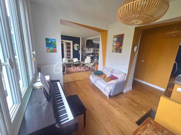 Opportunité Unique : Demeure d'Exception de 325m² – Potentiel Locatif & Airbnb Haut de Gamme
À Saint-Pierre-lès-Nemours, l'alliance parfaite entre volume XXL, flexibilité et rentabilité.
Découvrez ce bien hors normes. Ancienne fabrique de bijoux, idéalement situé à la lisière immédiate du centre-ville de Nemours, rénové avec goût. Que vous cherchiez une résidence familiale prestigieuse, un projet de coliving ou un investissement locatif à haute rentabilité (Airbnb), cette maison répond à toutes vos ambitions.
Un Emplacement Stratégique
* Gare de Nemours-Saint-Pierre : À 7 minutes à pied (Paris Gare de Lyon en 45 min).
* Centre-ville de Nemours : À 5 minutes à pied (commerces, restaurants, château, bords du Loing).
* Nature : La forêt est à 5 minutes et le canal est au bout de la rue pour vos balades.

Le Corps Principal : Un Duplex de Prestige de 220m²
L'habitation principale offre des volumes rares et une modularité totale :
* Espaces de vie : Deux grandes pièces à vivre réparties sur deux niveaux, chacune équipée de sa propre cuisine.
* Côté Nuit : 3 grandes chambres lumineuses.
* Une grande salle de bain avec baignoire et douche, 2 toilettes séparés et une buanderie
* Loisirs : Une véritable salle de sport privée intégrée.
* Extérieur : Un accès direct et fluide vers le jardin pour profiter du calme de Saint-Pierre. Jardin de 500m2 verdoyant et de nombreux arbres fruitiers. Abris de jardin et atelier de bricolage et de rangement.
* Le Potentiel : Cet appartement est entièrement modulable. Sa configuration permet de repenser l'espace ou de créer des studios autonomes supplémentaires à l'intérieur même de cette unité.

Le "Plus" Investisseur : 2 Studios Indépendants (Airbnb Ready)
En plus de l'habitation principale, la maison dispose à ses deux extrémités de deux unités équipées de cuisine et de salle de bain, avec accès totalement autonomes, idéales pour générer des revenus immédiats :
1. Studio 1 (50 m²) : Bel espace spacieux au 2ème étage , poutres apparentes, parfait pour de la location courte ou longue durée.
2. Studio 2 (36 m²) : Au rez de jardin avec terrasse privative, Idéal pour un rendement Airbnb optimisé grâce à la proximité de la gare et de la forêt.

Pourquoi choisir ce bien ?
* Modularité Totale : Habitez une partie et louez le reste, ou transformez l'ensemble en complexe locatif.
