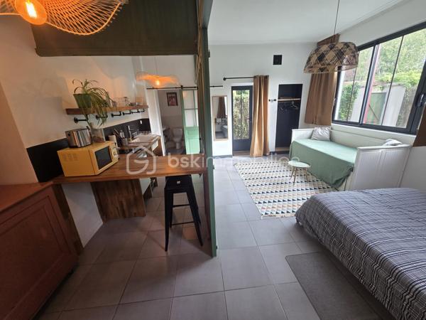 Opportunité Unique : Demeure d'Exception de 325m² – Potentiel Locatif & Airbnb Haut de Gamme
À Saint-Pierre-lès-Nemours, l'alliance parfaite entre volume XXL, flexibilité et rentabilité.
Découvrez ce bien hors normes. Ancienne fabrique de bijoux, idéalement situé à la lisière immédiate du centre-ville de Nemours, rénové avec goût. Que vous cherchiez une résidence familiale prestigieuse, un projet de coliving ou un investissement locatif à haute rentabilité (Airbnb), cette maison répond à toutes vos ambitions.
Un Emplacement Stratégique
* Gare de Nemours-Saint-Pierre : À 7 minutes à pied (Paris Gare de Lyon en 45 min).
* Centre-ville de Nemours : À 5 minutes à pied (commerces, restaurants, château, bords du Loing).
* Nature : La forêt est à 5 minutes et le canal est au bout de la rue pour vos balades.

Le Corps Principal : Un Duplex de Prestige de 220m²
L'habitation principale offre des volumes rares et une modularité totale :
* Espaces de vie : Deux grandes pièces à vivre réparties sur deux niveaux, chacune équipée de sa propre cuisine.
* Côté Nuit : 3 grandes chambres lumineuses.
* Une grande salle de bain avec baignoire et douche, 2 toilettes séparés et une buanderie
* Loisirs : Une véritable salle de sport privée intégrée.
* Extérieur : Un accès direct et fluide vers le jardin pour profiter du calme de Saint-Pierre. Jardin de 500m2 verdoyant et de nombreux arbres fruitiers. Abris de jardin et atelier de bricolage et de rangement.
* Le Potentiel : Cet appartement est entièrement modulable. Sa configuration permet de repenser l'espace ou de créer des studios autonomes supplémentaires à l'intérieur même de cette unité.

Le "Plus" Investisseur : 2 Studios Indépendants (Airbnb Ready)
En plus de l'habitation principale, la maison dispose à ses deux extrémités de deux unités équipées de cuisine et de salle de bain, avec accès totalement autonomes, idéales pour générer des revenus immédiats :
1. Studio 1 (50 m²) : Bel espace spacieux au 2ème étage , poutres apparentes, parfait pour de la location courte ou longue durée.
2. Studio 2 (36 m²) : Au rez de jardin avec terrasse privative, Idéal pour un rendement Airbnb optimisé grâce à la proximité de la gare et de la forêt.

Pourquoi choisir ce bien ?
* Modularité Totale : Habitez une partie et louez le reste, ou transformez l'ensemble en complexe locatif.