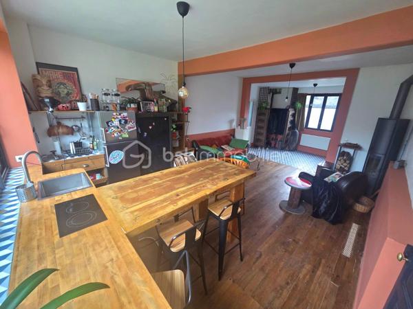 Opportunité Unique : Demeure d'Exception de 325m² – Potentiel Locatif & Airbnb Haut de Gamme
À Saint-Pierre-lès-Nemours, l'alliance parfaite entre volume XXL, flexibilité et rentabilité.
Découvrez ce bien hors normes. Ancienne fabrique de bijoux, idéalement situé à la lisière immédiate du centre-ville de Nemours, rénové avec goût. Que vous cherchiez une résidence familiale prestigieuse, un projet de coliving ou un investissement locatif à haute rentabilité (Airbnb), cette maison répond à toutes vos ambitions.
Un Emplacement Stratégique
* Gare de Nemours-Saint-Pierre : À 7 minutes à pied (Paris Gare de Lyon en 45 min).
* Centre-ville de Nemours : À 5 minutes à pied (commerces, restaurants, château, bords du Loing).
* Nature : La forêt est à 5 minutes et le canal est au bout de la rue pour vos balades.

Le Corps Principal : Un Duplex de Prestige de 220m²
L'habitation principale offre des volumes rares et une modularité totale :
* Espaces de vie : Deux grandes pièces à vivre réparties sur deux niveaux, chacune équipée de sa propre cuisine.
* Côté Nuit : 3 grandes chambres lumineuses.
* Une grande salle de bain avec baignoire et douche, 2 toilettes séparés et une buanderie
* Loisirs : Une véritable salle de sport privée intégrée.
* Extérieur : Un accès direct et fluide vers le jardin pour profiter du calme de Saint-Pierre. Jardin de 500m2 verdoyant et de nombreux arbres fruitiers. Abris de jardin et atelier de bricolage et de rangement.
* Le Potentiel : Cet appartement est entièrement modulable. Sa configuration permet de repenser l'espace ou de créer des studios autonomes supplémentaires à l'intérieur même de cette unité.

Le "Plus" Investisseur : 2 Studios Indépendants (Airbnb Ready)
En plus de l'habitation principale, la maison dispose à ses deux extrémités de deux unités équipées de cuisine et de salle de bain, avec accès totalement autonomes, idéales pour générer des revenus immédiats :
1. Studio 1 (50 m²) : Bel espace spacieux au 2ème étage , poutres apparentes, parfait pour de la location courte ou longue durée.
2. Studio 2 (36 m²) : Au rez de jardin avec terrasse privative, Idéal pour un rendement Airbnb optimisé grâce à la proximité de la gare et de la forêt.

Pourquoi choisir ce bien ?
* Modularité Totale : Habitez une partie et louez le reste, ou transformez l'ensemble en complexe locatif.